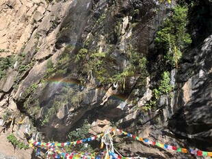 山间经幡挂于陡峭岩壁