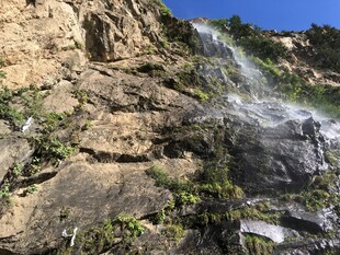 山间瀑布景观