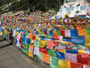 五彩经幡装点的神圣角落