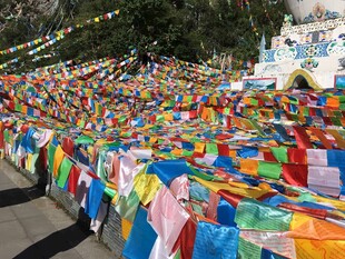 五彩经幡装点神秘之地