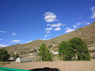 蓝天青山下的开阔景致