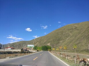 山间公路 蓝天白云好风光
