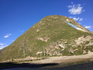 巍峨青山蓝天白云美景