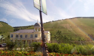 田园风光中的美丽建筑