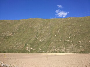 青山蓝天间的开阔地貌