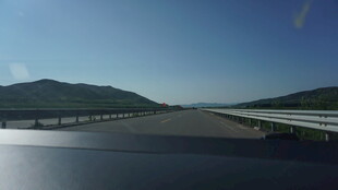 公路远景 山峦相伴