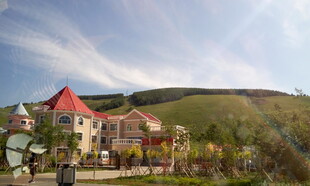 山间多彩建筑与游乐设施