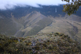 山间云雾缭绕的壮丽景致