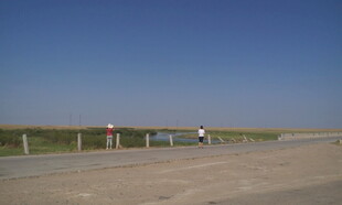 空旷道路与蓝天景象