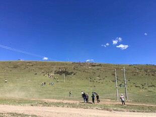 草原上的行人与蓝天美景