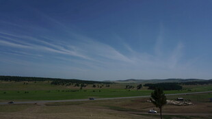 广阔草原上的蓝天美景