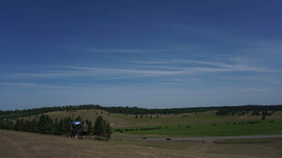 开阔原野上的车辆与蓝天