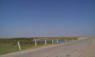 空旷公路延伸向远方