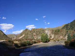 山间河流风景图