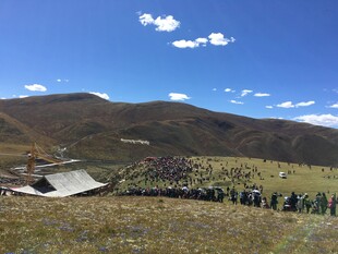 草原上的人群与远山风景