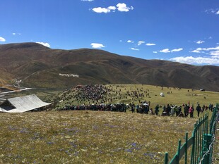 草原上的人群与远山景观