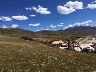 草原上的帐篷与蓝天白云