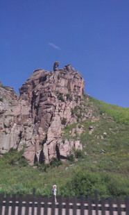 山丘上的嶙峋岩石景观