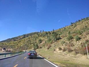 公路上行驶的汽车与山景