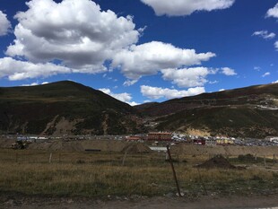 蓝天白云下的山野风光