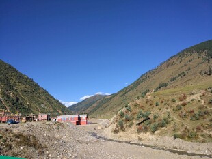 山间崎岖公路景色