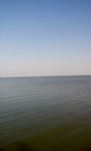 广阔海面与蓝天美景