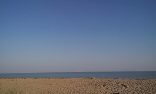 广阔沙滩与蔚蓝天空