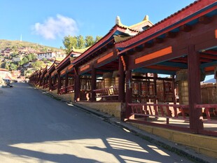 古雅长廊映蓝天