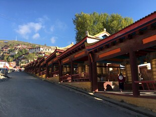 古色古香的街边长廊建筑