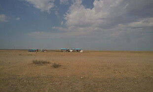 广袤草原上的几座帐篷