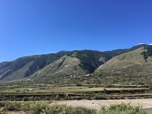 壮丽山景与开阔田野风光