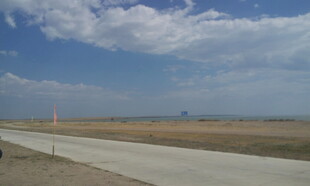 空旷公路延伸至远方