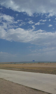 空旷公路与蓝天白云景观