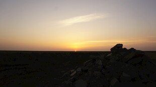 日落时分的旷野石堆