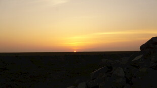 日落时分的开阔原野景色