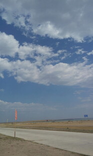 空旷公路上的蓝天白云