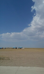 广阔旷野上的车辆与蓝天