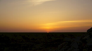日落时分的广袤原野