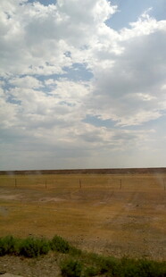 广袤田野上的蓝天白云