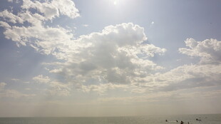 海边晴天 白云与阳光美景