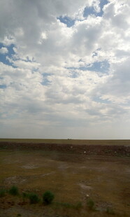 广袤原野上的多云天空