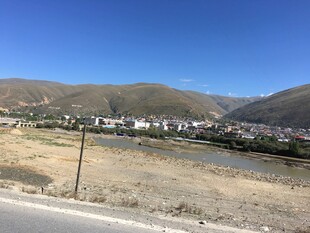 公路旁的山村与远山景色