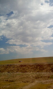 广袤草原上的蓝天白云