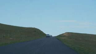 公路上的车辆驶向远方