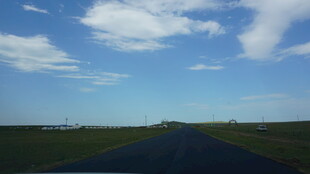 公路伸向蓝天绿野