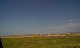 广袤草原上的晴朗天空