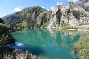 青山绿水间的澄澈湖泊