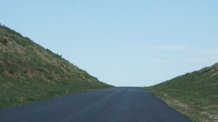 空旷公路延伸向远方