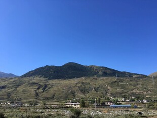 山间村落 蓝天青山相依