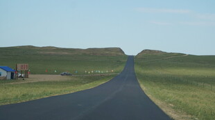 草原上的蜿蜒公路
